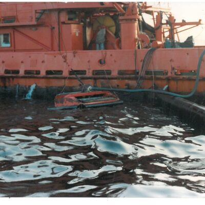 Floating oil skimmer model FD30 - on oil spill on the sea with oil booms