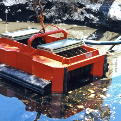 Floating oil skimmer model FD50 - in painted aluminum, on the oil pond