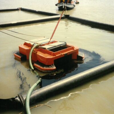 Floating oil skimmer model FD50 - on oil spill on the sea with oil booms
