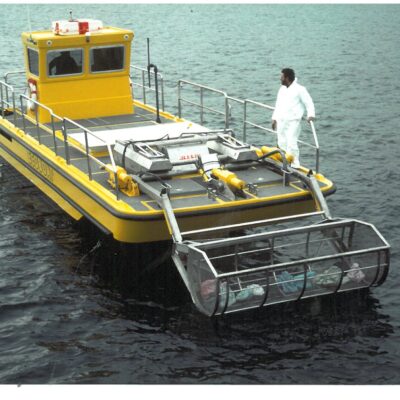 Antipollution barge with incoraporated Floating oil skimmer + grid bucket for waste
